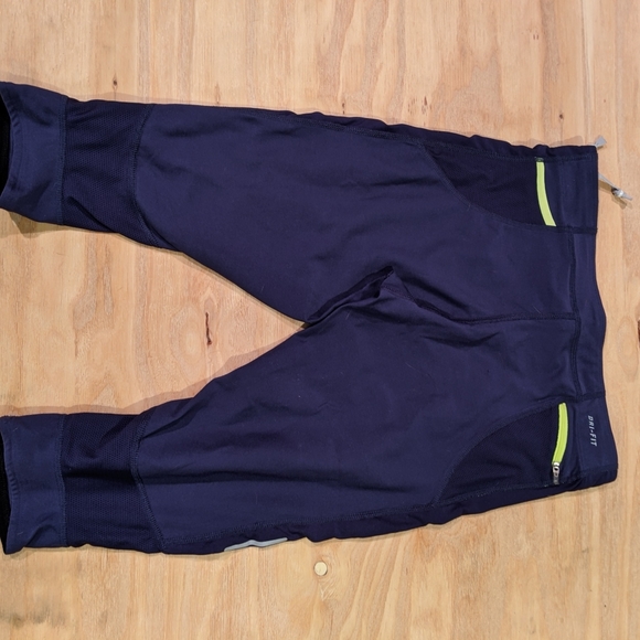 Nike Dry Fit Crops - Picture 5 of 5